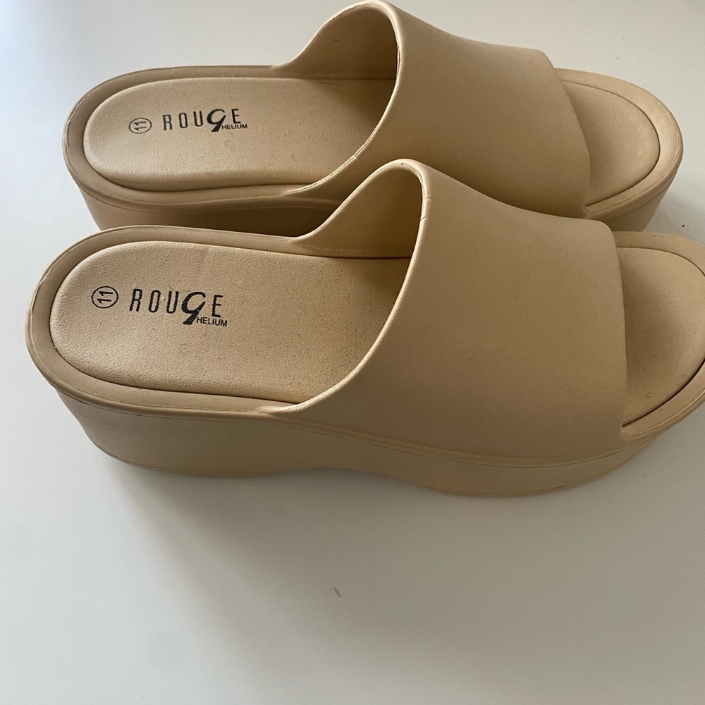 Rouge platform sandals